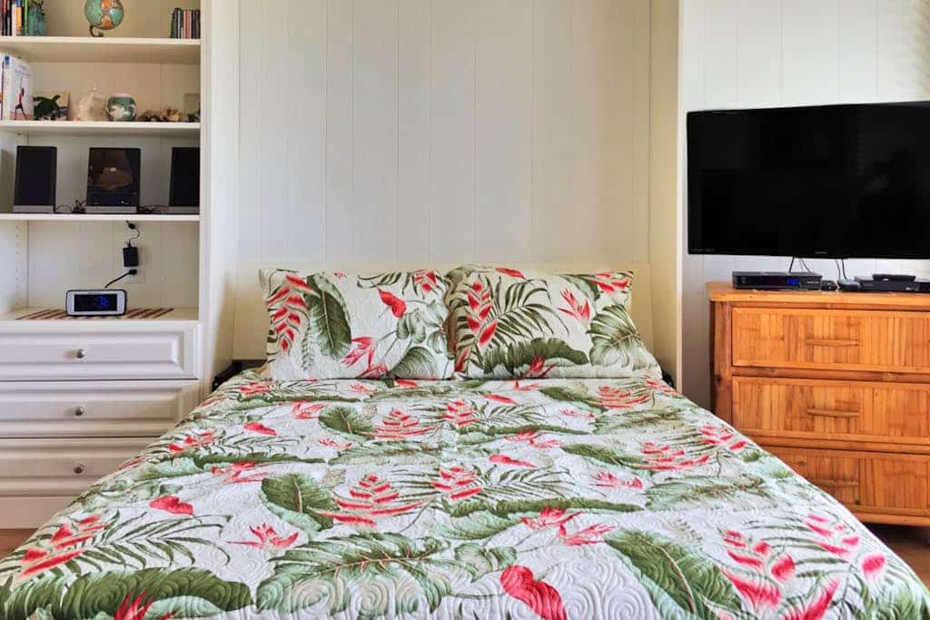 Oceanfront studio with patio, terrific views, full kitchen & outdoor pool