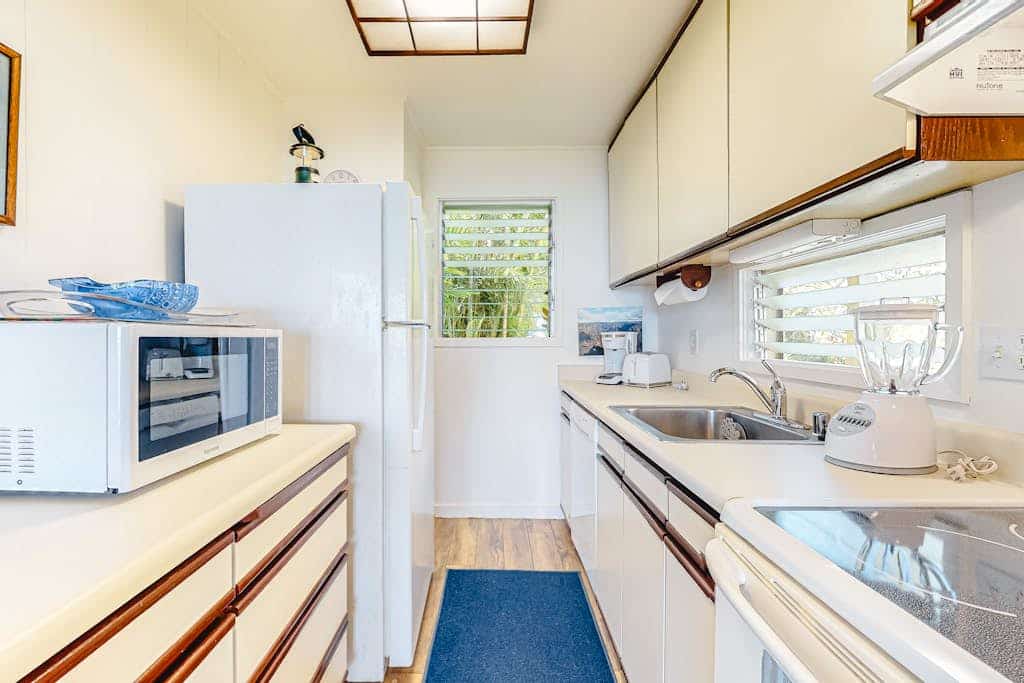 Ground-floor, oceanfront condo with amazing views & pool - walk to dining