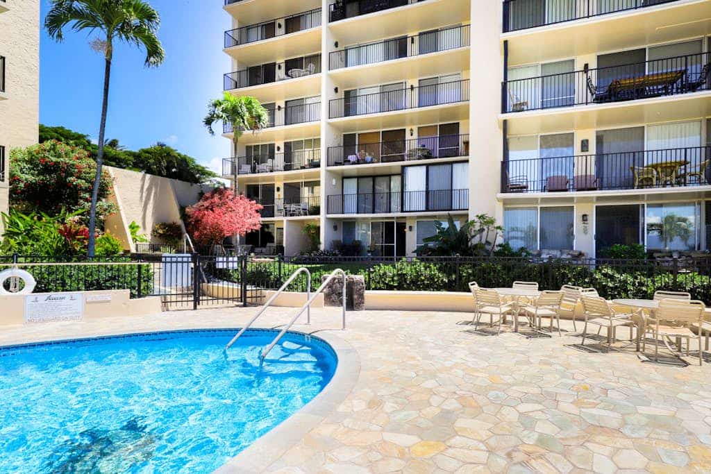 Oceanfront condo walking distance to Pohaku Park, shopping, and dining