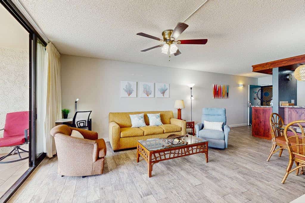 Oceanfront condo walking distance to Pohaku Park, shopping, and dining