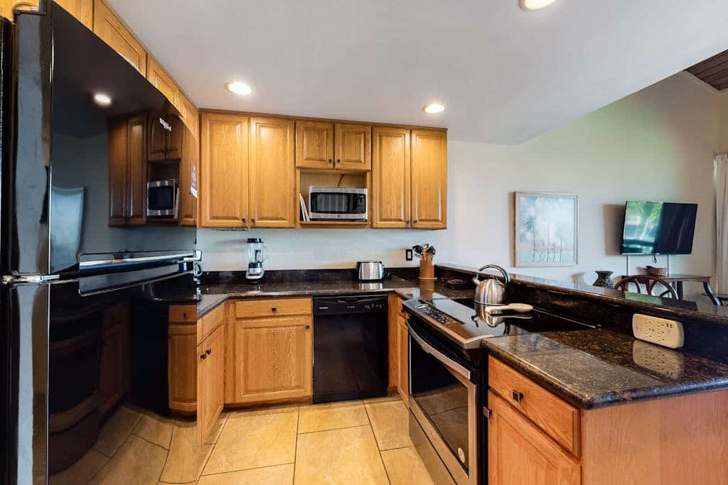 Dreamy beach condo with balcony, pool, full kitchen & fast WiFi