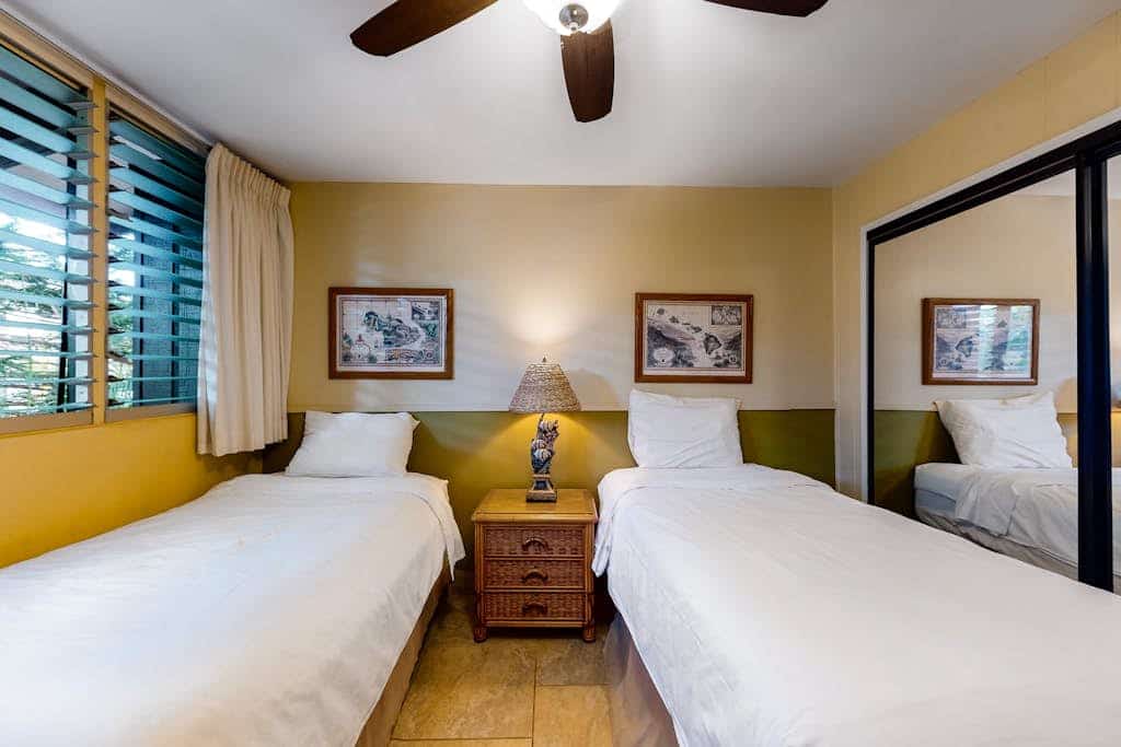 Dreamy beach condo with balcony, pool, full kitchen & fast WiFi