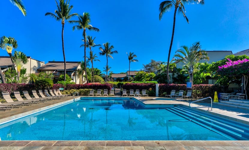 Tropical hideaway with pools, hot tub & grill - the waves await