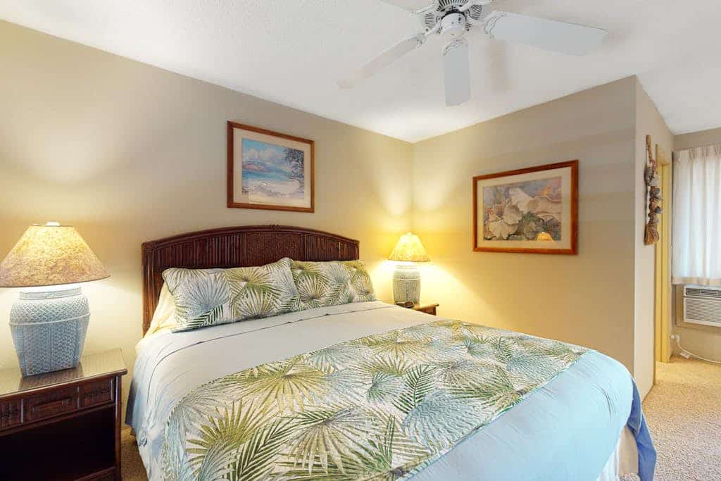 Tropical hideaway with pools, hot tub & grill - the waves await