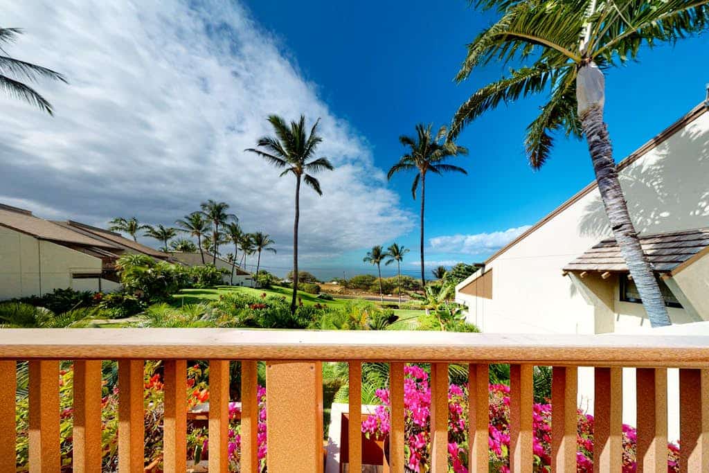 Tropical hideaway with pools, hot tub & grill - the waves await