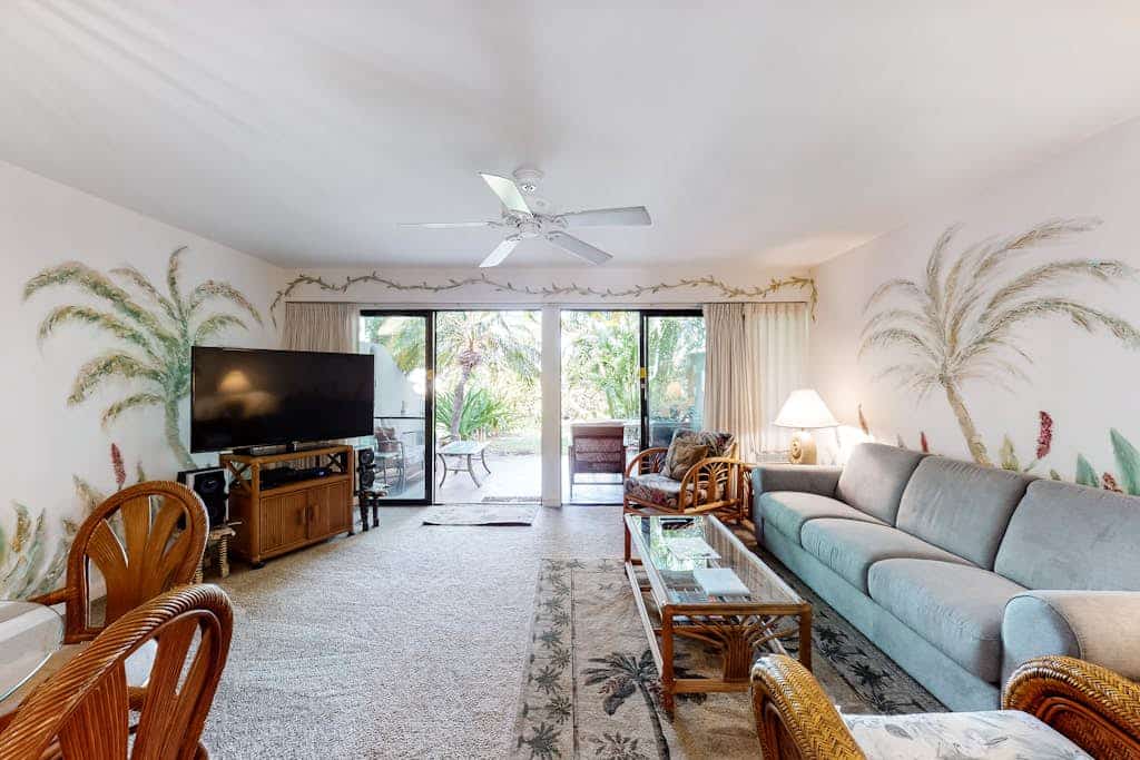 Beach lovers dream condo with pools, hot tub, beach access & W/D