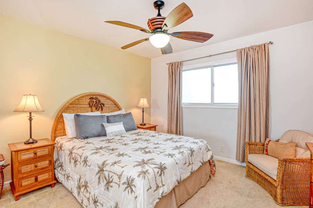 Top-floor oceanfront condo with AC, water views, & pool access - steps to beach