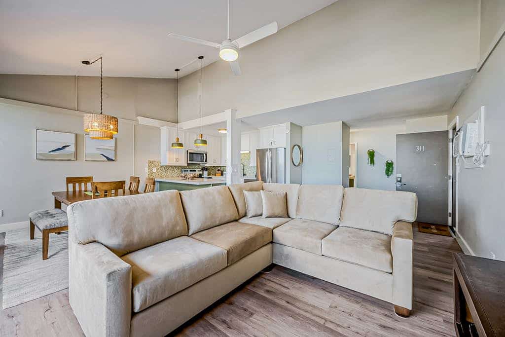 Ocean/sunset view condo with pool, lanai & easy beach access