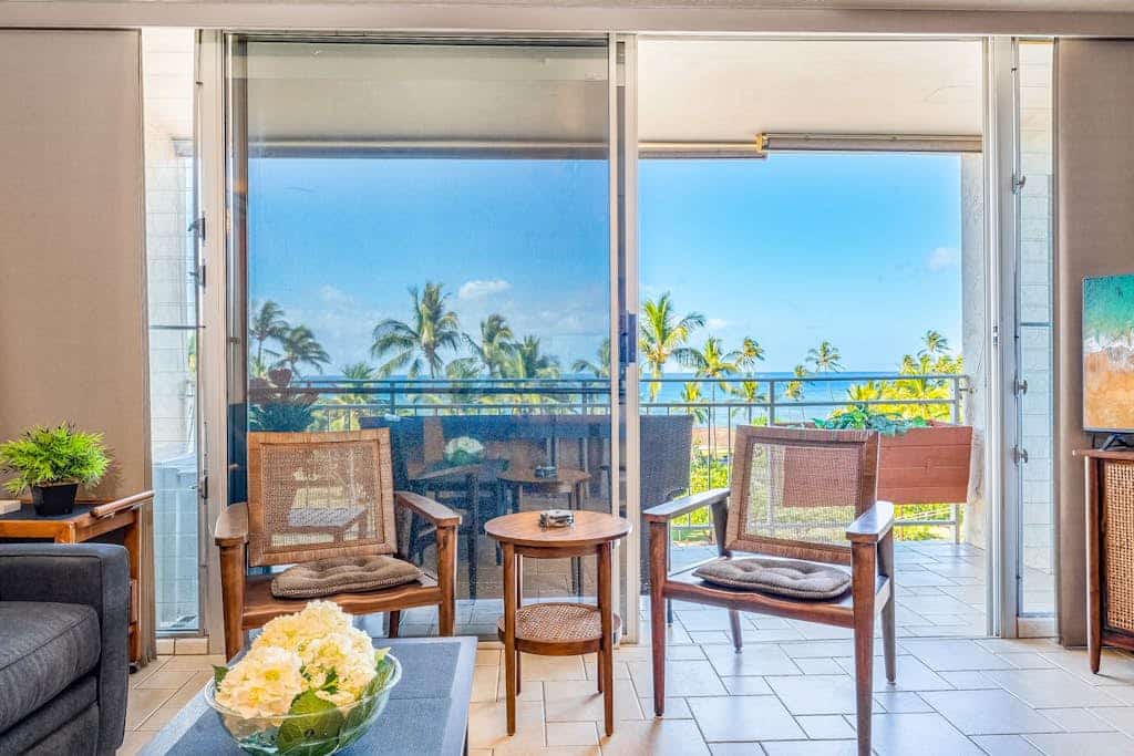 Lovely penthouse with ocean views, beach access, 2 balconies & amazing location