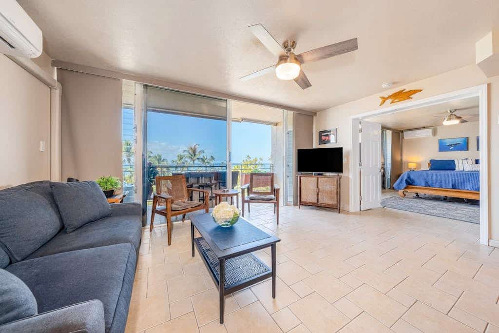 Lovely penthouse with ocean views, beach access, 2 balconies & amazing location