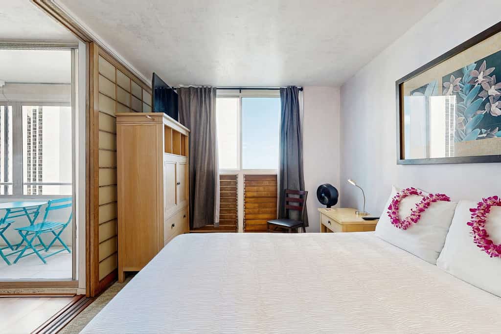 Ocean & Harbor view Waikiki getaway with a covered lanai - walk everywhere