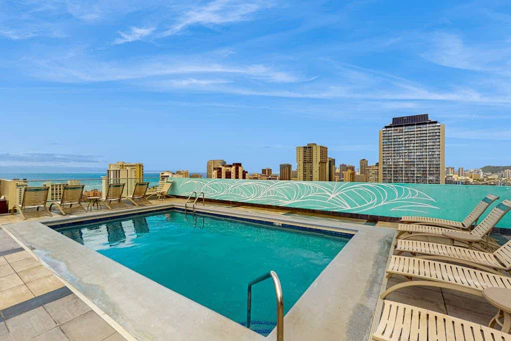 Waterfront studio with mountain view, rooftop pool, hot tub, sauna & central AC