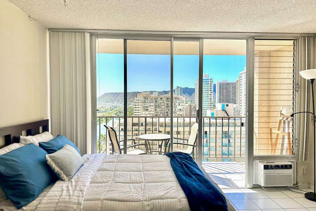 Waterfront studio with mountain view, rooftop pool, hot tub, sauna & central AC