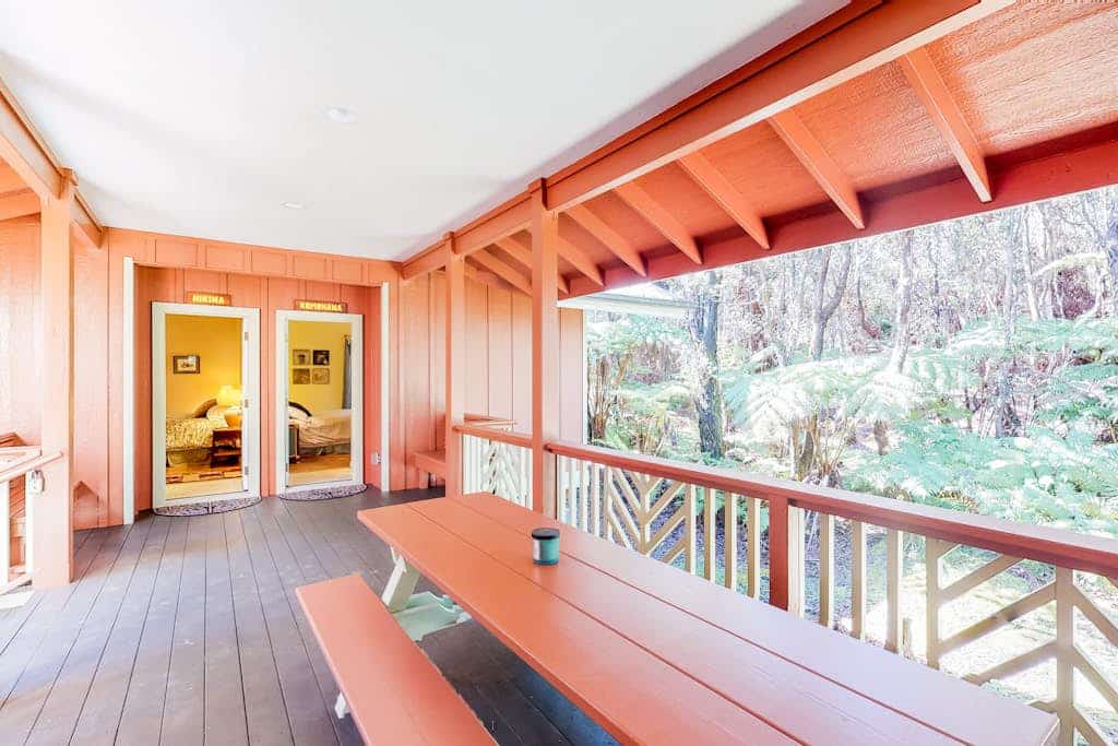 Stunning retreat w/ a full kitchen, gas fireplace, furnished lanais, & WiFi
