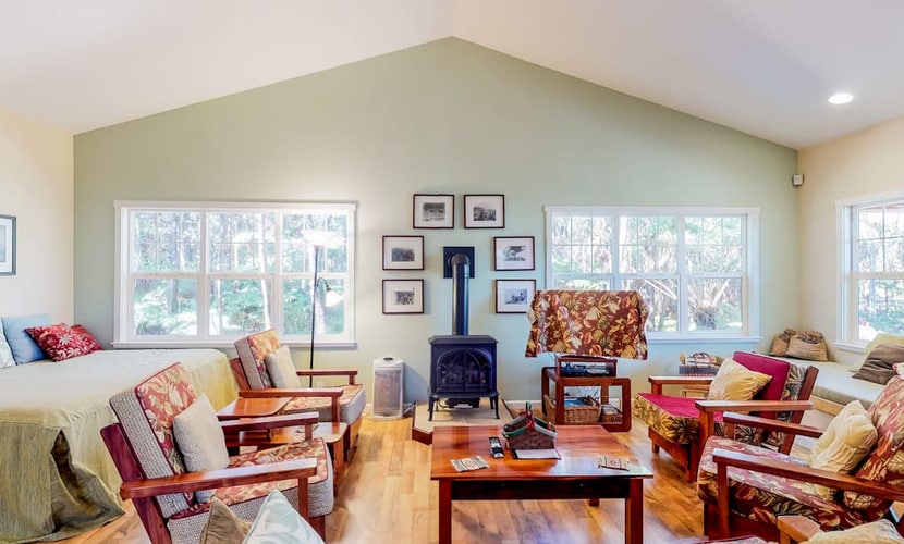 Stunning retreat w/ a full kitchen, gas fireplace, furnished lanais, & WiFi