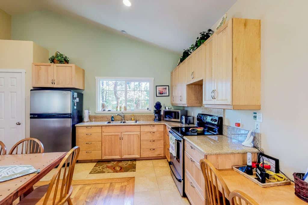 Stunning retreat w/ a full kitchen, gas fireplace, furnished lanais, & WiFi