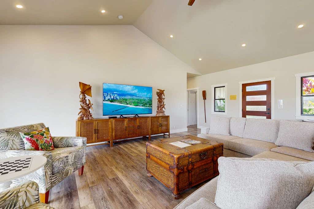 Home with mountain views, lanai, & near the ocean