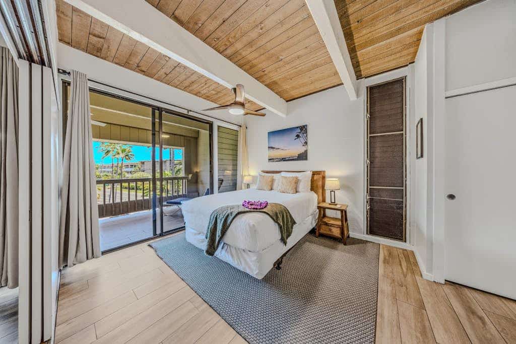 Beach condo with shared pool & hot tub/private lanai - near beaches/restaurants