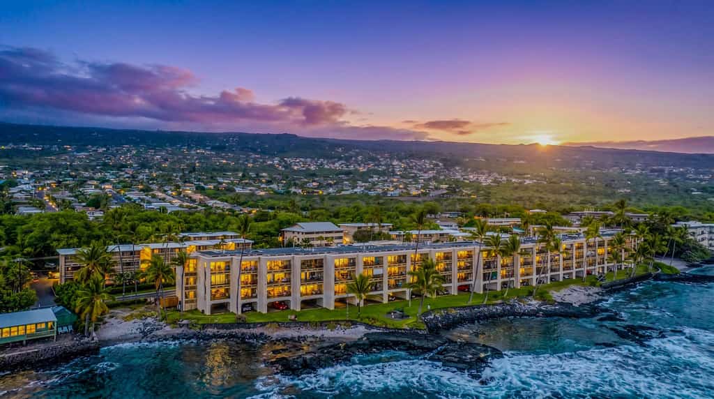 Direct oceanfront condo with pool & hot tub