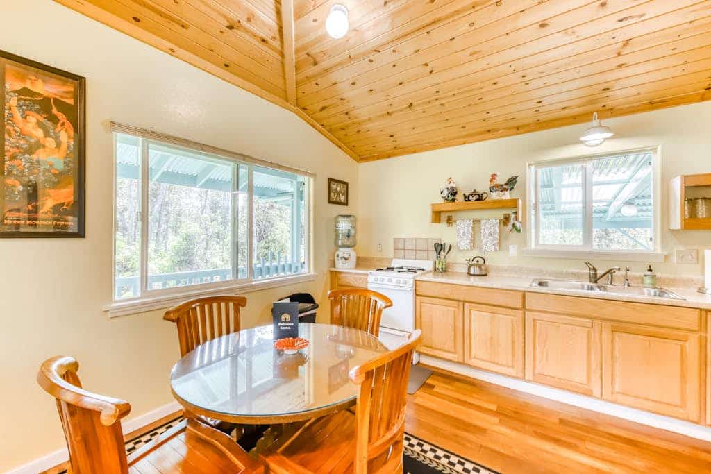 Charming home w/ wood stove - 10 minutes to Hawaii Volcanoes Nat'l Park