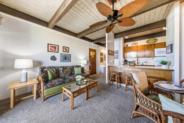 Stylish condo w/ partial ocean views, and shared pool and hot tub