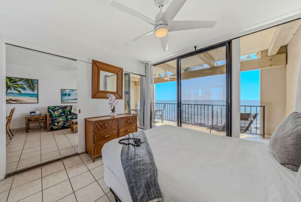 Bright oceanfront condo with hot tub, pool, lanai & views