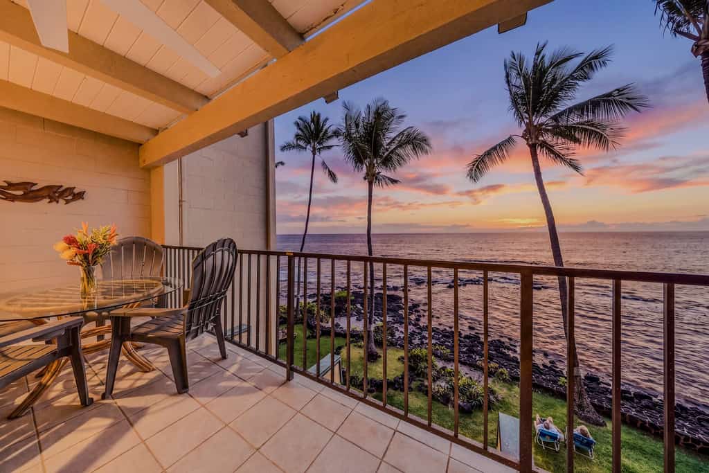 Bright oceanfront condo with hot tub, pool, lanai & views