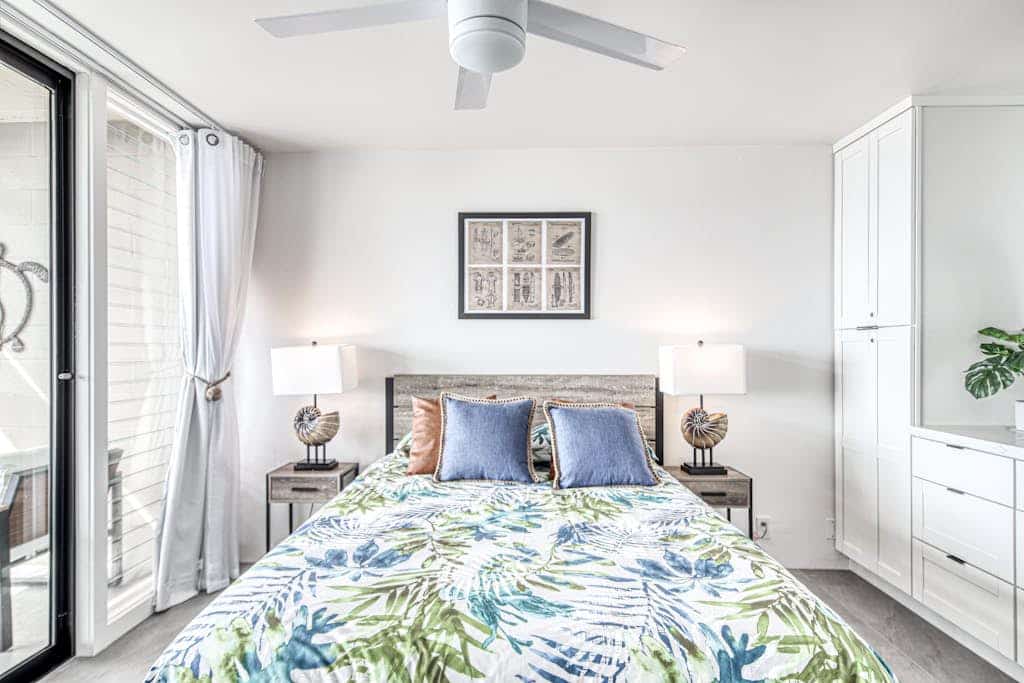 Relaxing oceanfront condo with view, hot tub, pool & lanai