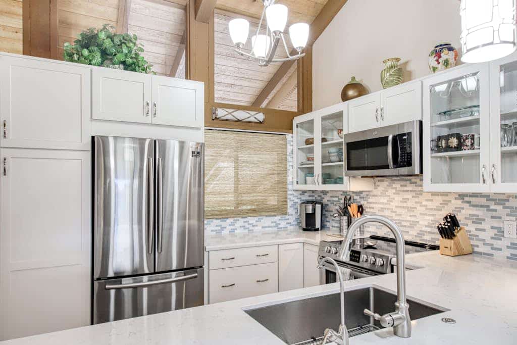 Golf course adjacent condo with furnished lanai, pool & fast WiFi
