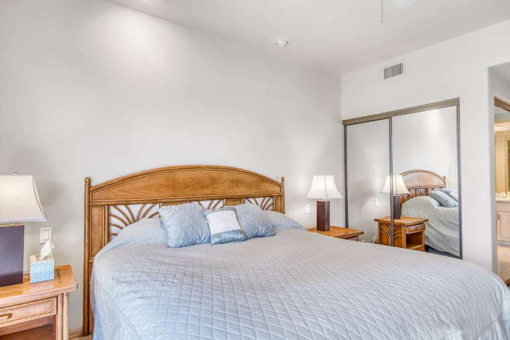 Golf course-front, ground-floor condo w/private lanai, shared hot tub, pool, A/C