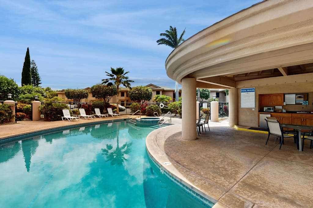 Golf course-front, ground-floor condo w/private lanai, shared hot tub, pool, A/C