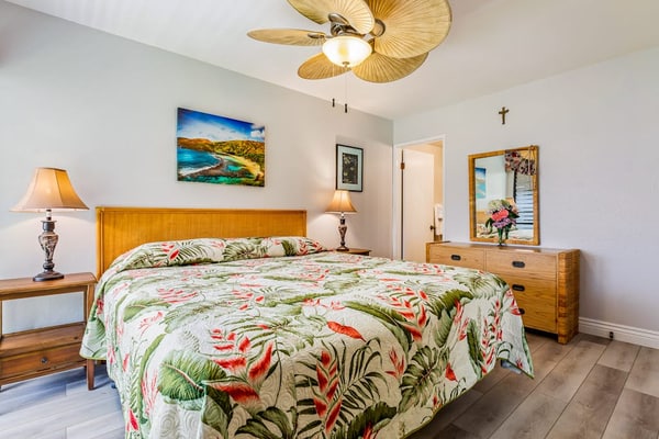 Oceanfront condo with lanai, pool, hot tub, WiFi, central AC, W/D & amazing view