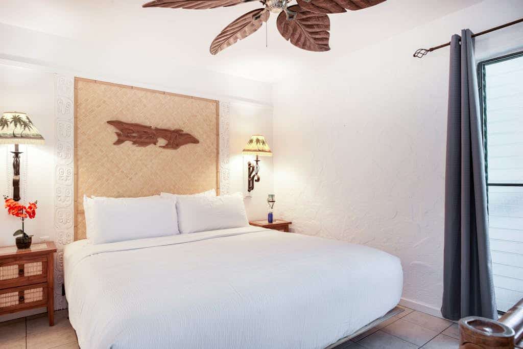 Second-floor, ocean view condo in oceanfront complex with lanai, AC & 2 pools