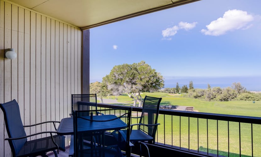 Island oasis on golf course w/private lanai, pool, tennis, WiFi, & ocean views