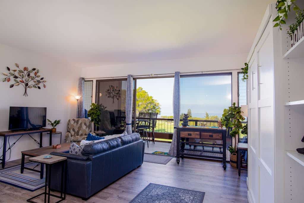 Island oasis on golf course w/private lanai, pool, tennis, WiFi, & ocean views