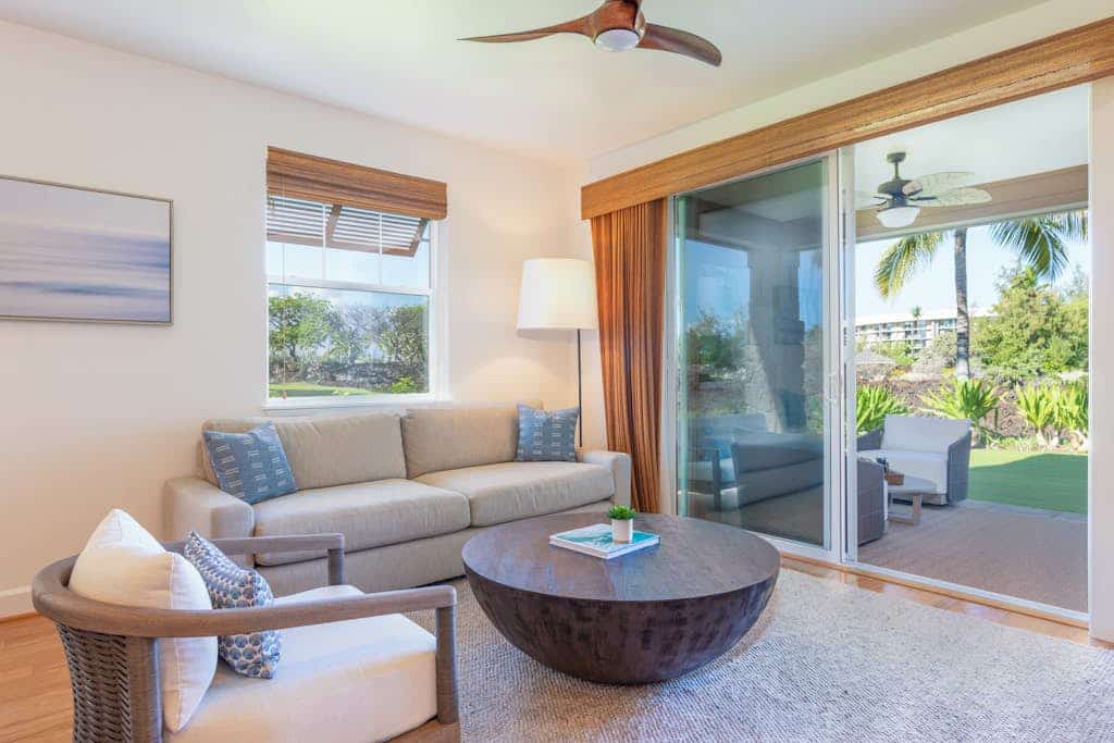 Dreamy condo near the ocean with pool, hot tub, lanai, fast WiFi & beach toys