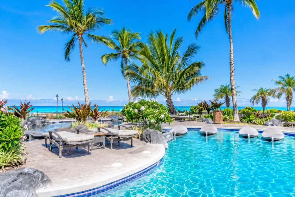 Dreamy condo near the ocean with pool, hot tub, lanai, fast WiFi & beach toys