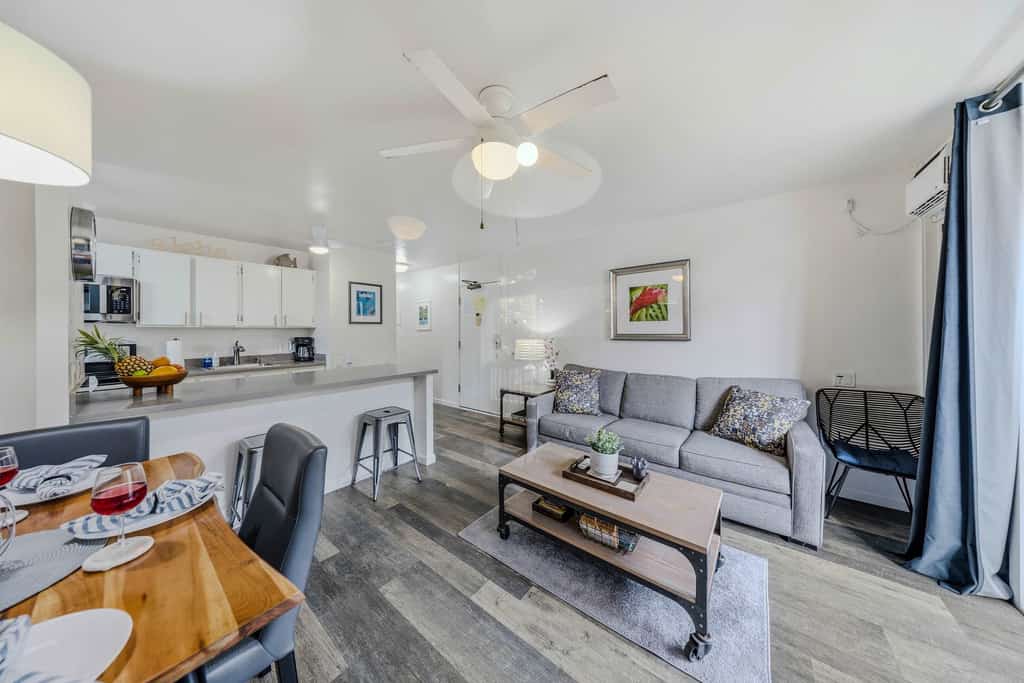 Updated condo with on-site pool, hot tub, BBQs, & private lanai