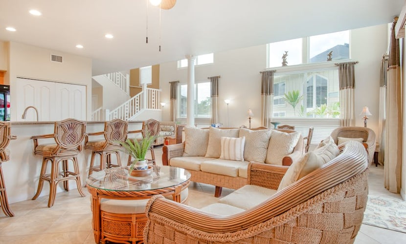 2-story ocean-view condo with 2 lanais, central AC, pool & hot tub - near Honl's