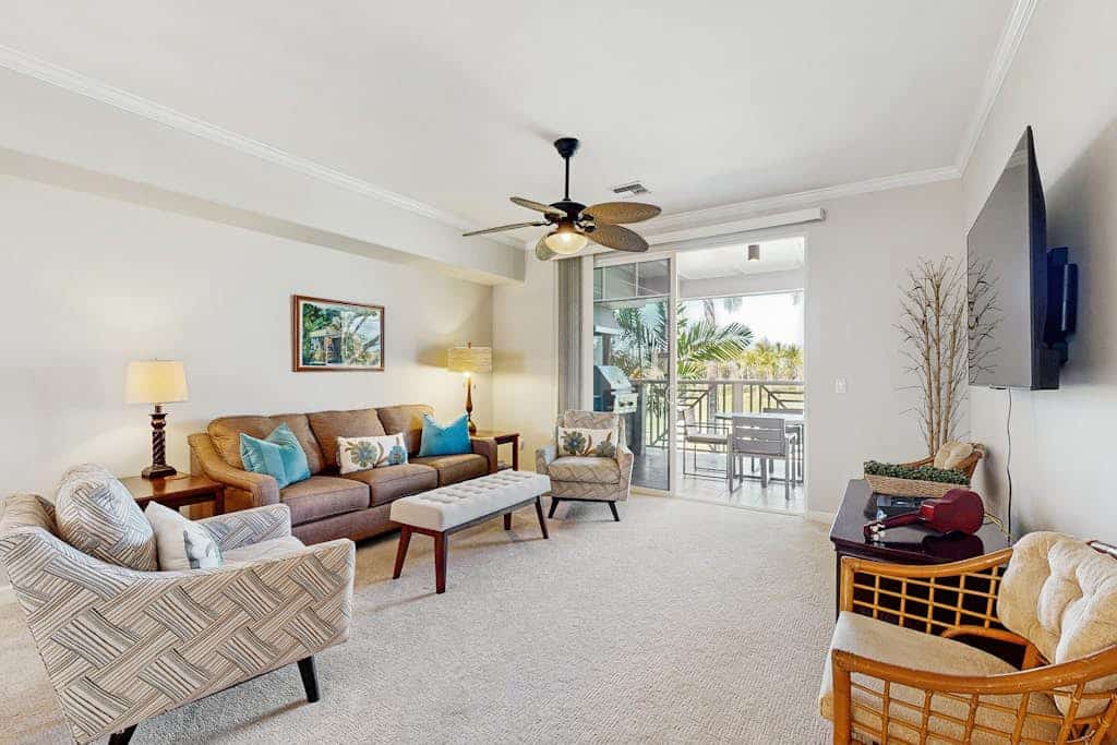 Family friendly condo w/ golf course view, shared hot tub, pool & near the beach