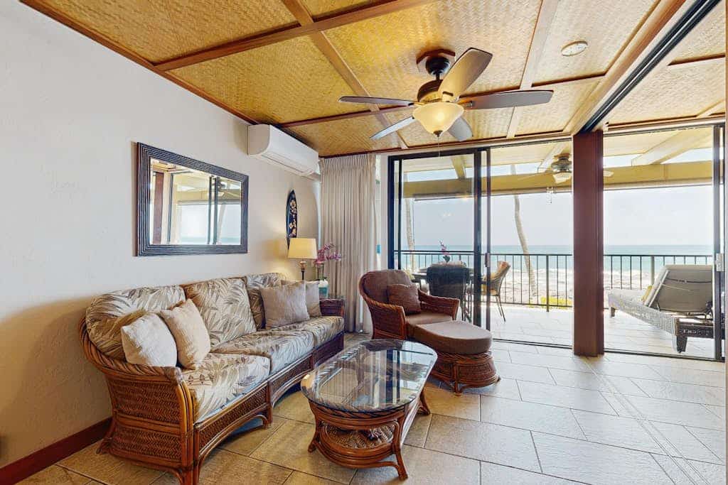 Spacious condo with ocean views, lanai, W&D, shared hot tub, pool & grill area