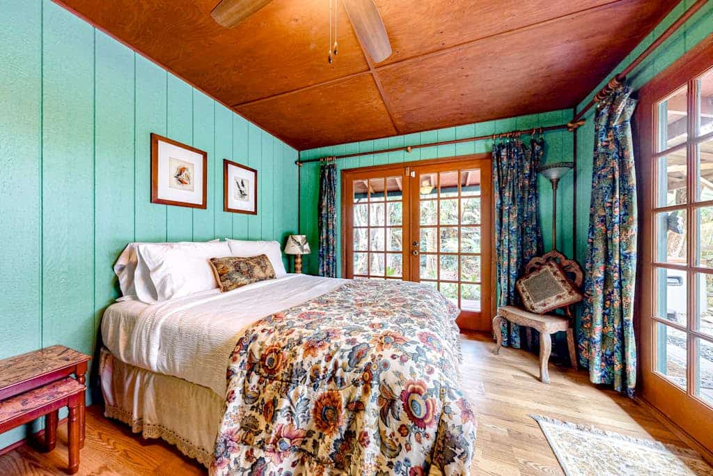 Hidden paradise with a hot tub, wood fireplace, large lanai, & jetted tub