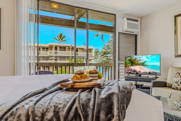 Cozy studio with a shared pool, hot tub, and grill area, steps from the beach with a partial ocean view