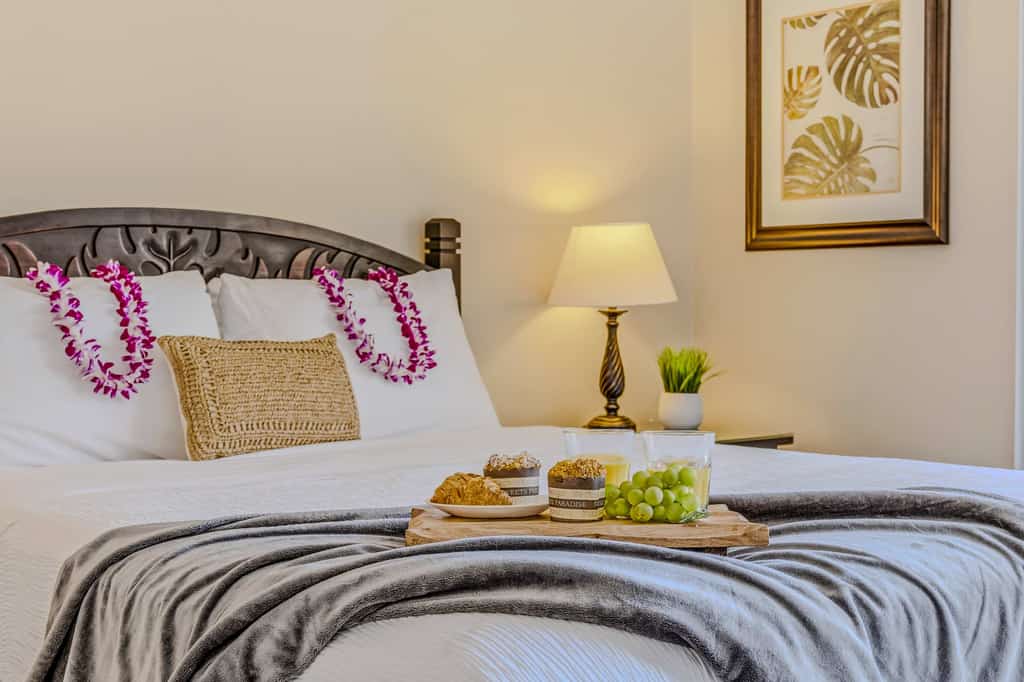 Cozy studio with a shared pool, hot tub, and grill area, steps from the beach with a partial ocean view