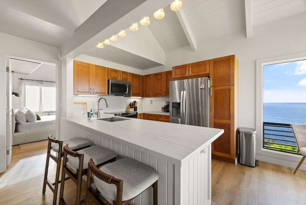 Newly remodeled, top floor, oceanfront condo - hot tub & pool - walk to beach