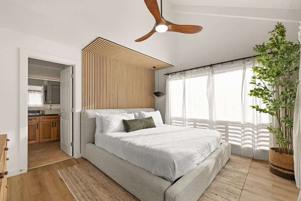 Newly remodeled, top floor, oceanfront condo - hot tub & pool - walk to beach