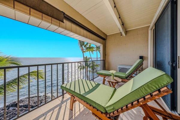 Relaxing oceanfront getaway with views from the lanai, shared pool and hot tub