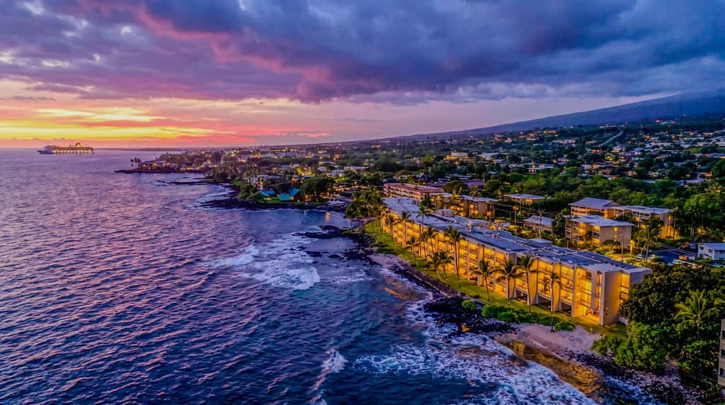 Relaxing oceanfront getaway with views from the lanai, shared pool and hot tub