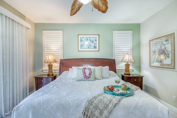 Hawaiian condo with WiFi, shared pool & hot tub - close to golf, beach