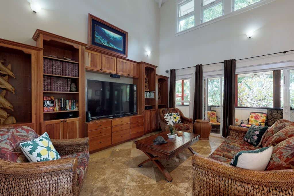 Beautiful home with great room, lanai & private hot tub - walk to Anini Beach